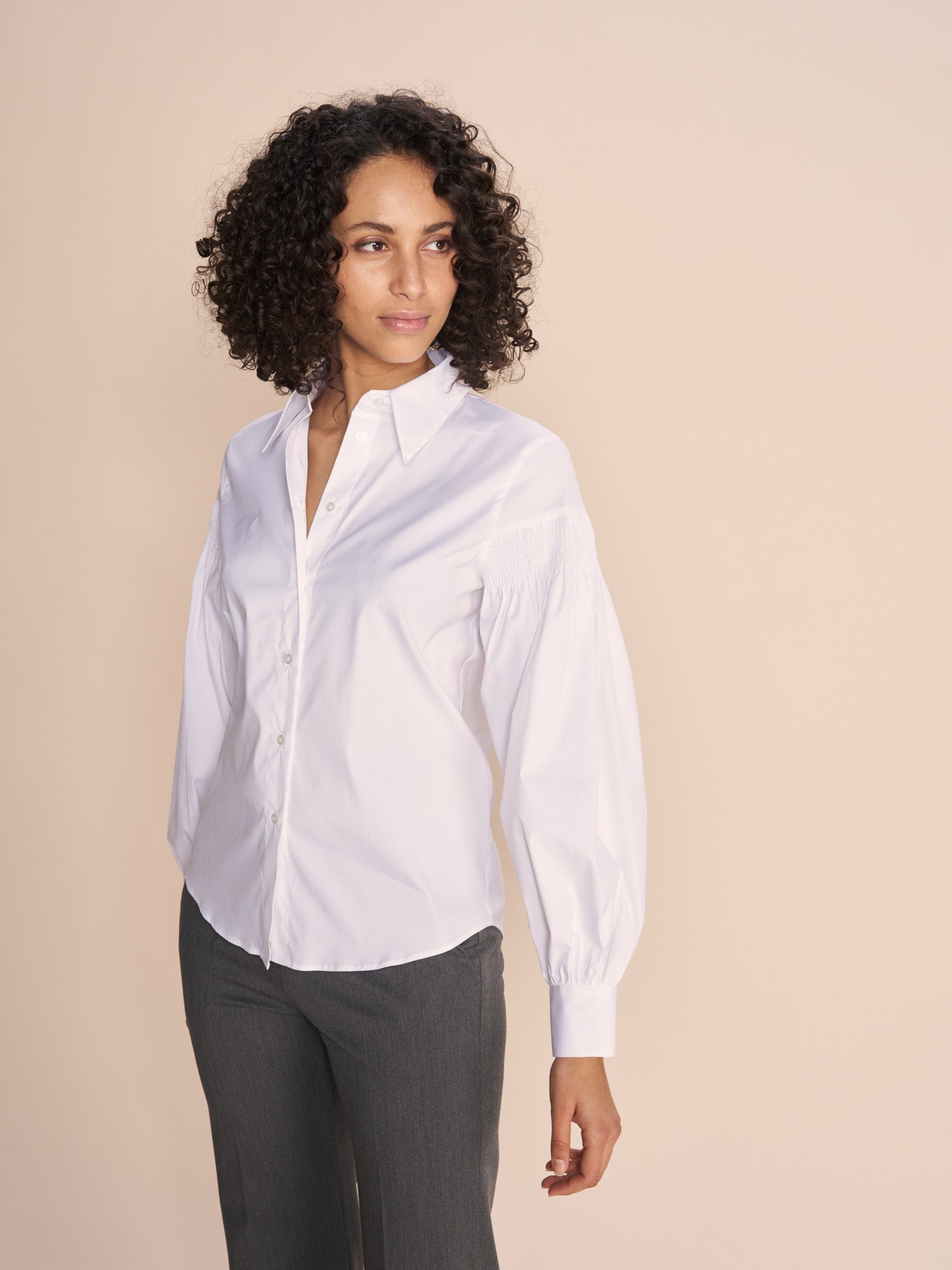 Modelshot / White / Detail